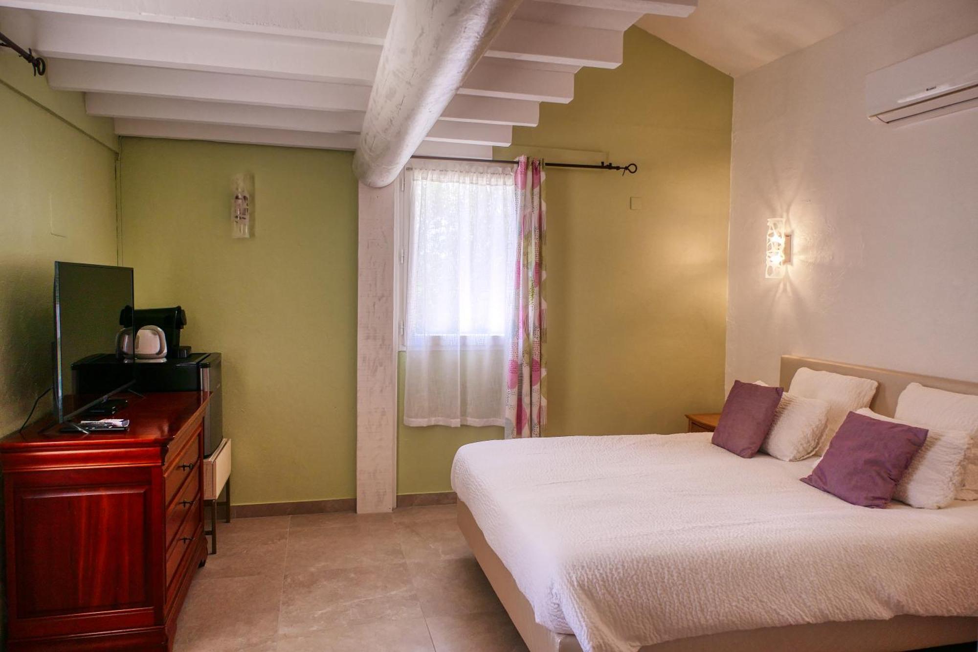 Le Hameau Fleur De Pierres , Chambre , Gite Et Table D'Hotes Murs  Exterior photo